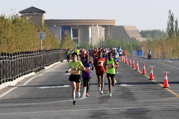 介绍敦煌马拉松赛道的壮丽风景-第2张图片-www.211178.com_果博福布斯